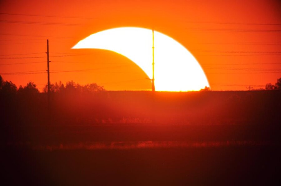 Bir sonraki Güneş tutulması ne zaman?
Bir sonraki Güneş tutulması için uzmanların belirttiği tarih 15 Şubat 2018. Kuzey Amerika'dan görülebilecek olan bu doğa olayının "parçalı tutulma türü" ile gerçekleşeceği de bilinen detaylar arasında.