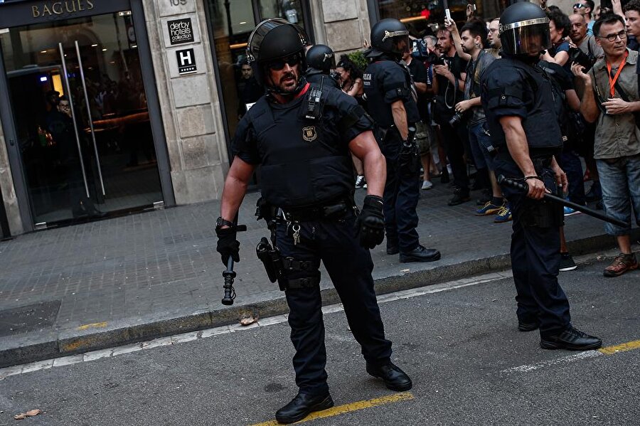 İspanya’da ikinci saldırı hazırlığı şoku

                                    İspanya polisi birkaç gün önce La Rambla Caddesi’nde düzenlenen araçlı saldırının ardından, Barcelona’da bir saldırının daha önlendiğini duyurdu. Polisinin yaptığı açıklamaya göre kentte saldırıda kullanılması planlanan 120 adet gaz bombası kapsülü ele geçirildi.
                                