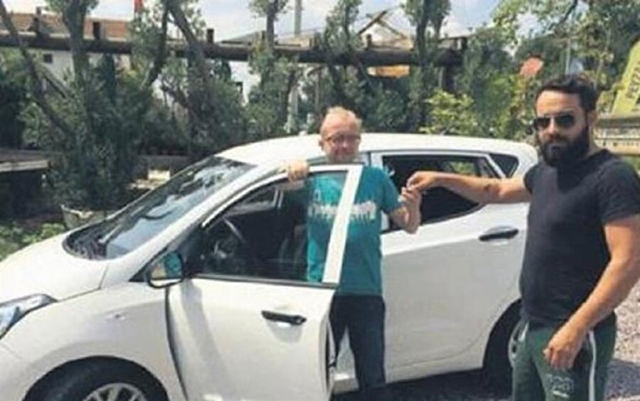 Pitbull cinsi köpeği kaybolan Yüksel Ateş, köpeğini bulup getiren Suphi Karadağ'a Hyundai marka otomobil hediye etti.