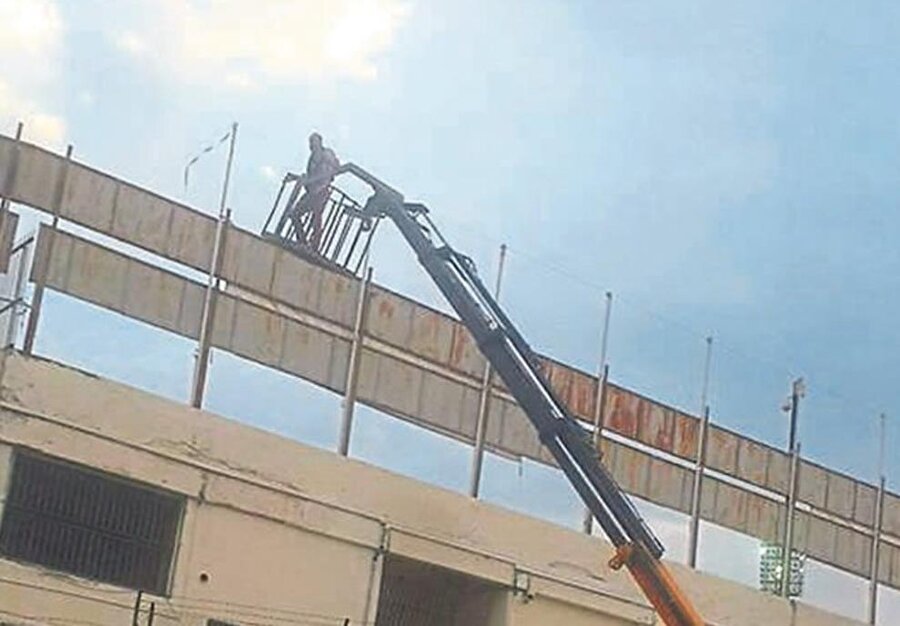 Futbol delisi olmak böyle bir şey! Maçı izlemek için vinç kiraladı! 