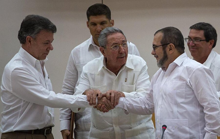 52 yıllık savaş sona erdi

                                    Kolombiya Devlet Başkanı Juan Manuel Santos öncülüğünde hükümet ile FARC arasında Küba’da 4 yıldır sürdürülen barış görüşmelerinde ilk somut adım 23 Haziran 2016’daki ateşkes anlaşmasıyla atıldı. 26 Eylül’de barış anlaşması imzalanmasının arından 2 Ekim’de düzenlenen referandumda halkın yüzde 50,2’si barış anlaşmasına ‘hayır’ dedi. Devlet Başkanı Santos, bu yoldan dönmeyeceğini ifade ederek görüşmelerini sürdürdü. 24 Kasım’da yeni bir barış anlaşması imzalandı. BM’nin de gözlemci olarak katıldığı görüşmeler sonrasın 24 Şubat 2017’de militanlar BM gözetiminde toplanma alanlarına ulaştı ve silah bırakma aşamasına geçildi. İlk silah 17 Mart’ta BM yetkililerine teslim edildi. 16 Ağustos 2017’de örgüt militanlarının son silahlarını da bırakmasıyla Devlet Başkanı Santos, 250 bine yakın kişinin hayatını kaybettiği, 6 milyondan fazla kişi evlerinden göç etmek zorunda kalan 52 yıllık savaşın sona erdiğini duyurdu. 
                                