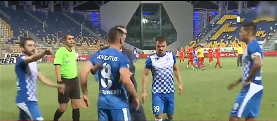 Juventus'lu futbolcu ​penaltıyı kaçırınca dayağı yedi! 