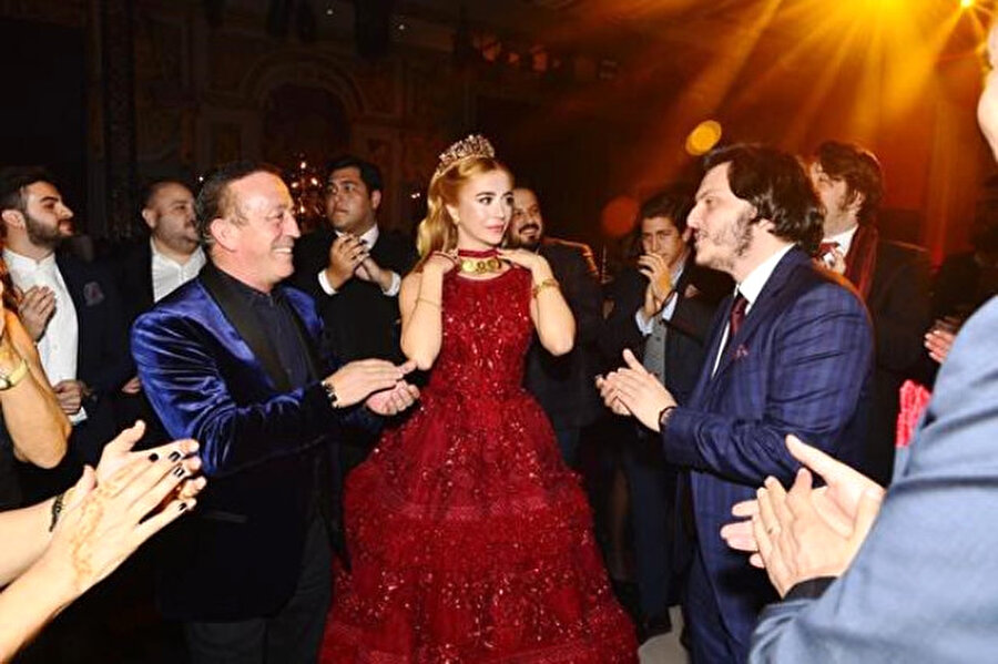 Diva'yı 3'e katladı!

                                    
                                    
                                    
                                    
                                    
                                    
                                    Ünlü iş adamı Ali Ağaoğlu'nun kızına aldığı düğün hediyesi, Ersoy'un tahtını sarstı.3 milyon lira değerindeki yüzük, Diva'nın yüzüğünün tam 3 katı. 
                                
                                
                                
                                
                                
                                
                                