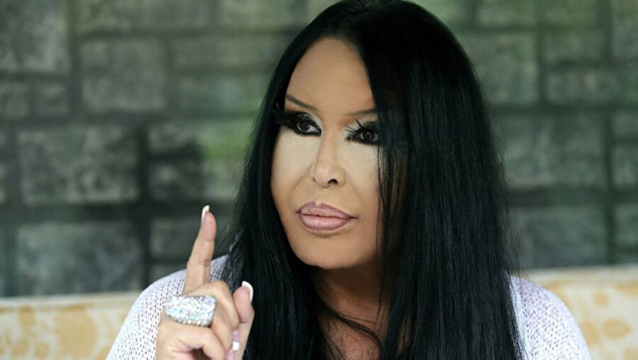 1 milyon 7 yüz bin lira!

                                    
                                    
                                    
                                    
                                    
                                    
                                    Ersoy'un "Beni bu yüzükle gömün" dediği tek taşın, 1 milyon 7 yüz bin lira değerinde olduğu ortaya çıktı.
                                
                                
                                
                                
                                
                                
                                