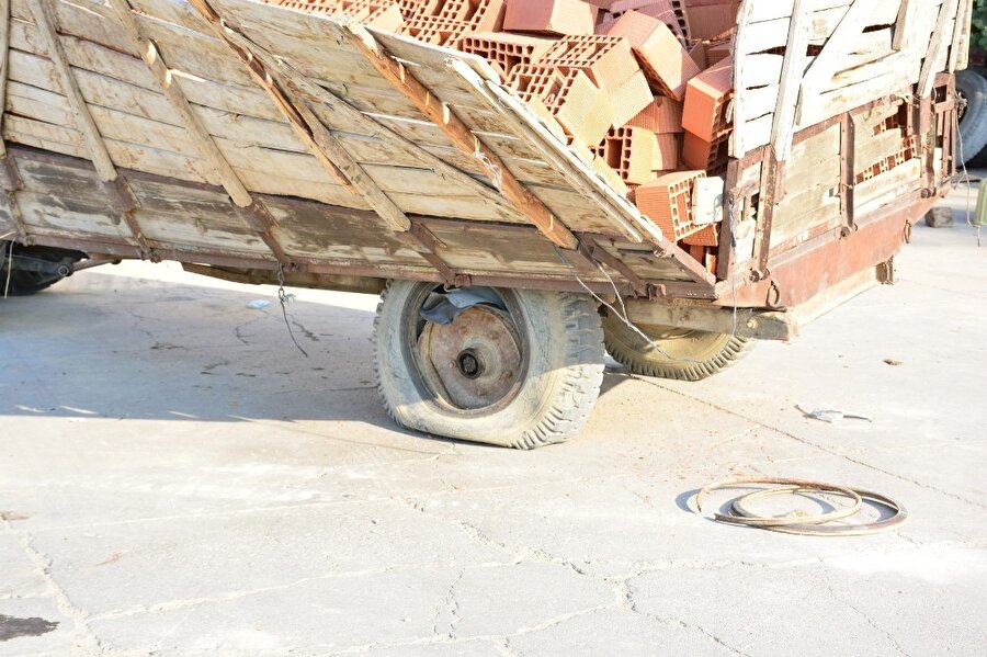 Patlayan lastik canından etti