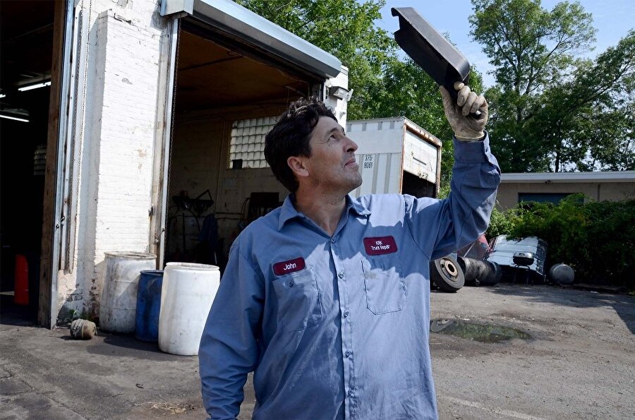 Güneş tutulmasını kaynak gözlüğüyle izleyen bir Türk!