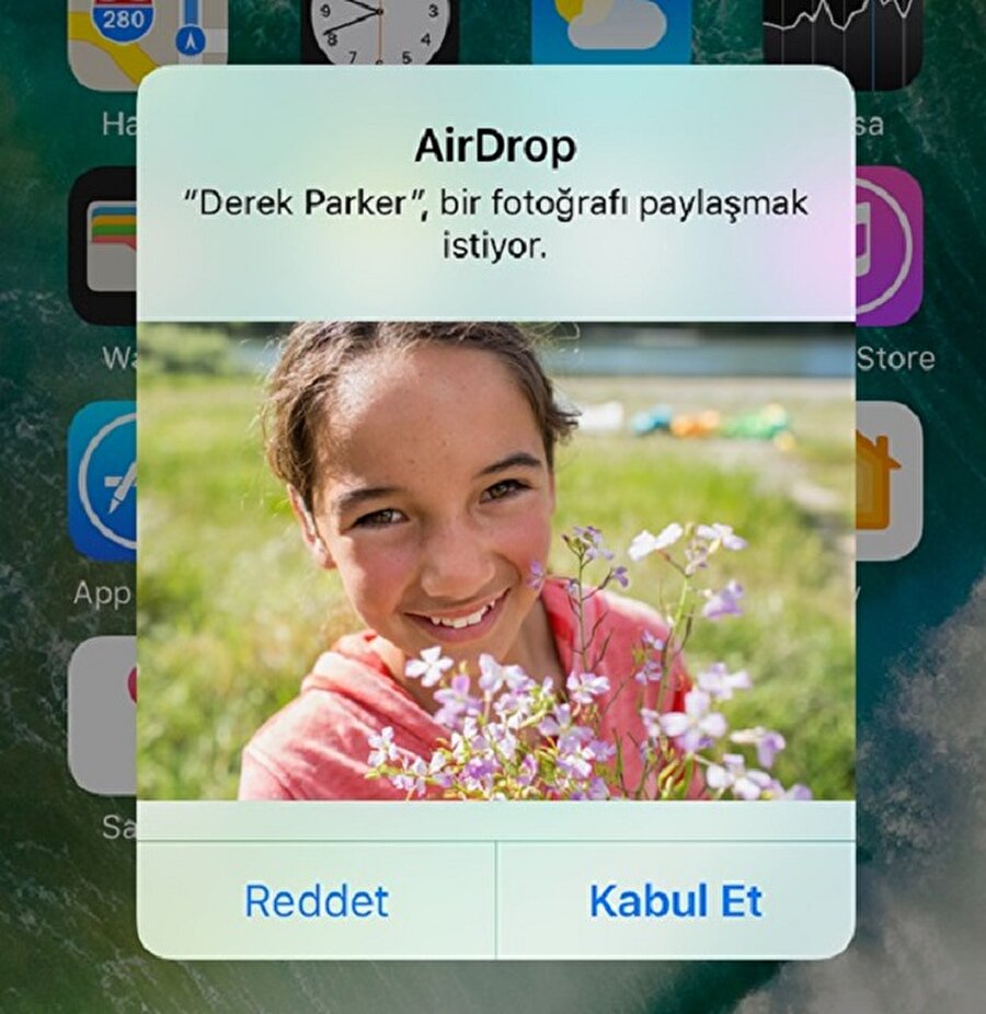 iPhone'larda AirDrop ile nasıl içerik alınır?

                                    
                                    
                                    
                                    
                                    
                                    AirDrop aracılığıyla paylaşılan herhangi bir fotoğrafı kendi iPhone ya da iPad'inize rahatlıkla çekebilirsiniz. Zaten karşı taraf AirDrop üzerinden bir gönderim sağladığında ve sizin isminize ait cihaza tıkladığında karşınıza görseldeki ekran geliyor. Akabinde "Kabul Et" seçeneği sayesinde paylaşılan içerikleri kabul edebilmek mümkün. 
                                
                                
                                
                                
                                
                                