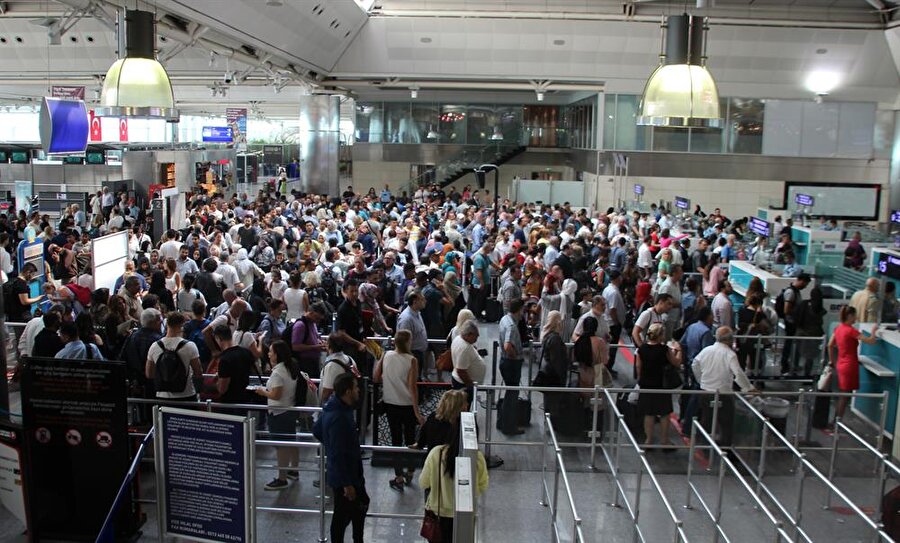 Atatürk Havalimanı'nda yolcu yoğunluğu erken başladı