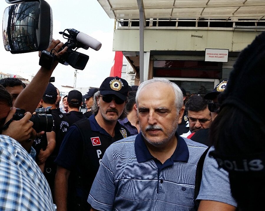 Hüseyin Avni Mutlu ve Hüseyin Çapkın mahkemeye çıkartıldı

                                    FETÖ’nün mülkiye yapılanmasına ilişkin haklarında dava açılan İstanbul eski Valisi Hüseyin Avni Mutlu ve İstanbul eski Emniyet Müdürü Hüseyin Çapkın’ın da aralarında bulunduğu 15 sanık hakim karşısına çıkartıldı. İddianameye göre, sanıkların "Anayasal düzeni ortadan kaldırmaya teşebbüs", "TBMM’yi ortadan kaldırmaya veya görevini yapmasını engellemeye teşebbüs ", "Türkiye Cumhuriyeti Hükümeti’ni ortadan kaldırmaya veya görevini yapmasını engellemeye teşebbüs " suçlarından yargılanıyor. 
                                