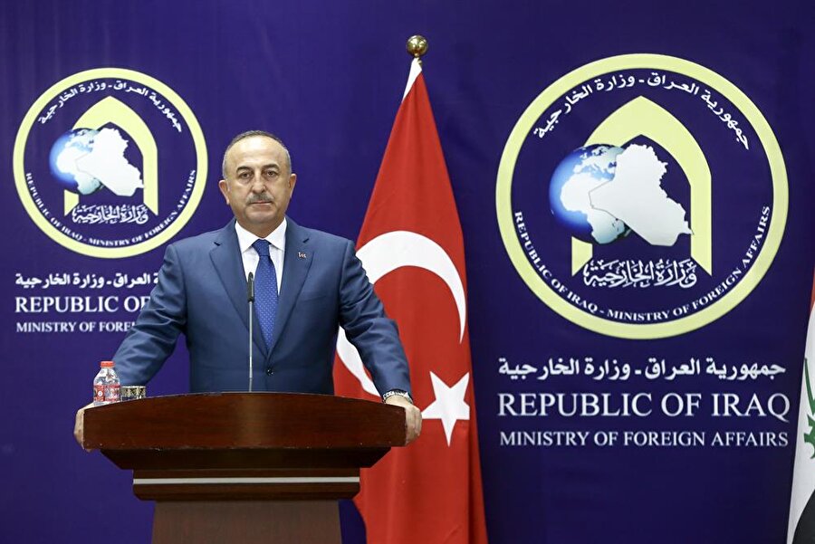 Dışişleri Bakanı Çavuşoğlu Irak’ta önemli açıklamalarda bulundu

                                    Resmi ziyarette bulunmak üzere Irak'ın başkenti Bağdat'ta bulunan Dışişleri Bakanı Mevlüt Çavuşoğlu, Irak Dışişleri Bakanı İbrahim Caferi ile ortak basın toplantısı düzenledi. Çavuşoğlu basın toplantısında "Erbil'den beklentimiz referandum kararının iptali. Erbil ve Bağdat arasındaki tüm sorunların Irak'ın toprak bütünlüğü içerisinde çözülmesini arzu ediyoruz. Erbil toprak ve sınır bütünlüğü içerisinde haklarından faydalanmalı. Erbil'in attığı yanlış adımların da ne kadar yanlış olduğunu kendilerine söyledik. Kerkük'te Anayasa'ya aykırı bir şekilde de facto durum yaratarak bölgesel bayrağı asmanın yanlış olduğunu söyledik. Erbil ile Bağdat arasındaki sorunların çözülmesi için üzerimize düşeni yapmaya hazırız." şeklinde konuştu.
                                