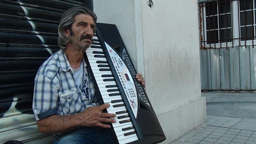 Yeşilçam’ın 38 yıllık sanatçısı Beyoğlu sokaklarında yaşam mücadelesi veriyor

                                    Yeşilçam’ın önemli filmleri arasında gösterilen
100’ü aşkın filmde 38 yıldır figüranlık yapan 62 yaşındaki Ziya Çirkin ya da
herkesin bildiği isimle ‘Çirkin Ziya’, yaşamını kimseye muhtaç olmamak için
sokaklarda org çalarak sürdürüyor.Yeşilçam’ın duayen sanatçıları Kemal Sunal, İlyas
Salman, Fikret Hakan, Cüneyt Arkın gibi bir çok sanatçıyla aynı sahneyi
paylaşan ve bazen kamera arkası bazen de dizilerde oynayan Ziya Çirkin artık o
parıltılı günlerinden uzak bir şekilde sokaklarda org çalarak yaşama tutunmaya
çalışıyor.
                                