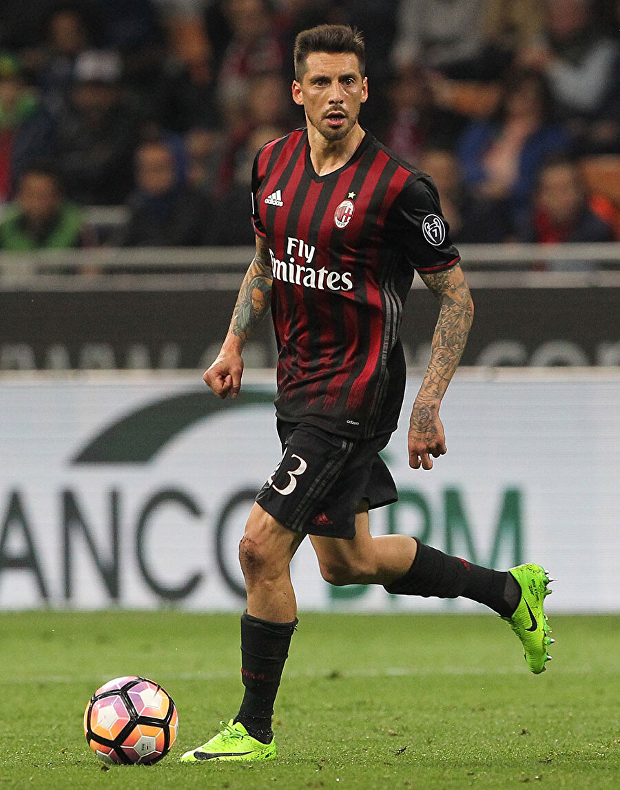 Fenerbahçe’den Jose Sosa açıklaması

                                    Fenerbahçe’nin transfer listesinde bulunduğu iddia edilen Jose Sosa hakkında sarı-lacivertli kulüpten açıklama geldi. Fenerbahçe resmi sitesinden yaptığı açıklamada Sosa ile ilgilenmediklerini duyurdu. Açıklamada “Son dönemde yazılı ve görsel basında, İtalya’nın AC Milan takımında forma giyen Jose Sosa konusunda kulübümüzün transfer çalışması yaptığı şeklinde haberler yer almaktadır. Bahse konu olan futbolcu için kulübümüzün herhangi bir transfer girişimi yoktur ve söz konusu haberler gerçeği yansıtmamaktır. Kamuoyuna duyururuz.” İfadeleri kullanıldı.
                                