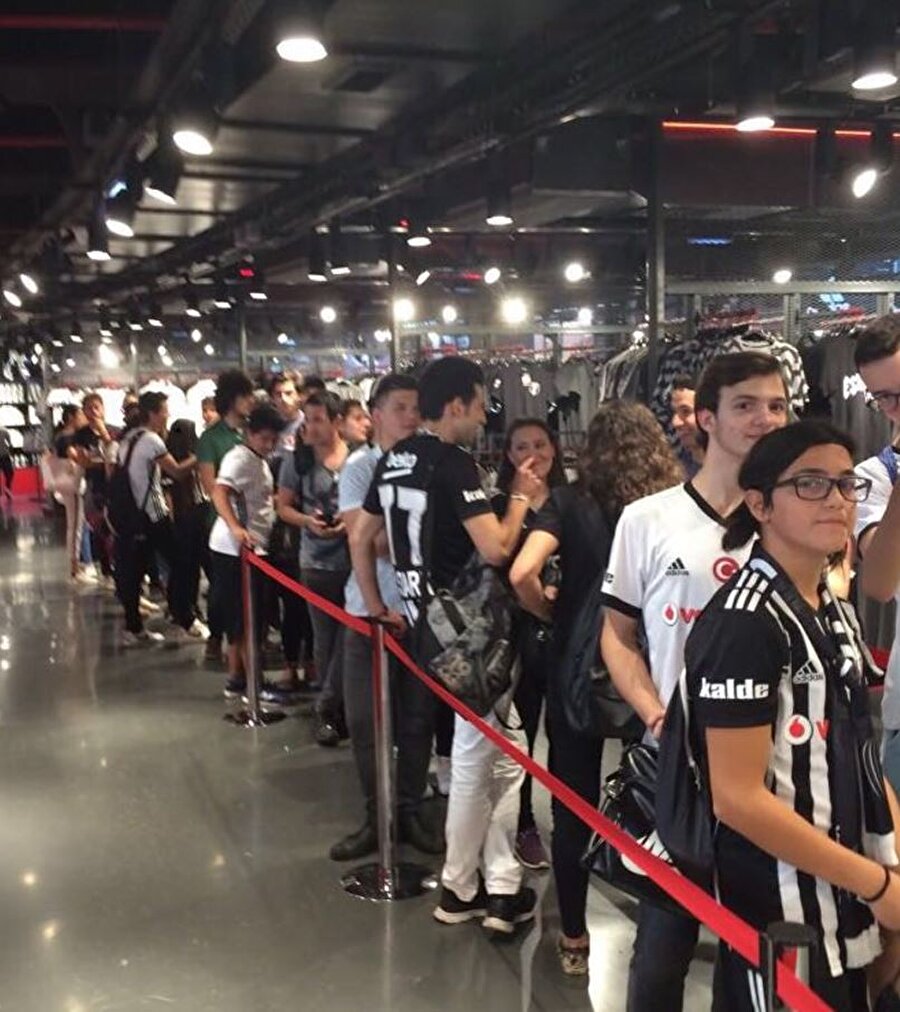 Beşiktaşlı taraftarlar Pepe için kuyruğa girdi