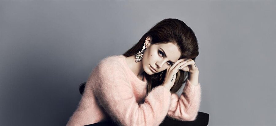 Lana Del Rey

                                    H&M, reklam yüzü olarak şarkıcı ve söz yazarı Lana Del Rey'i seçti.
                                