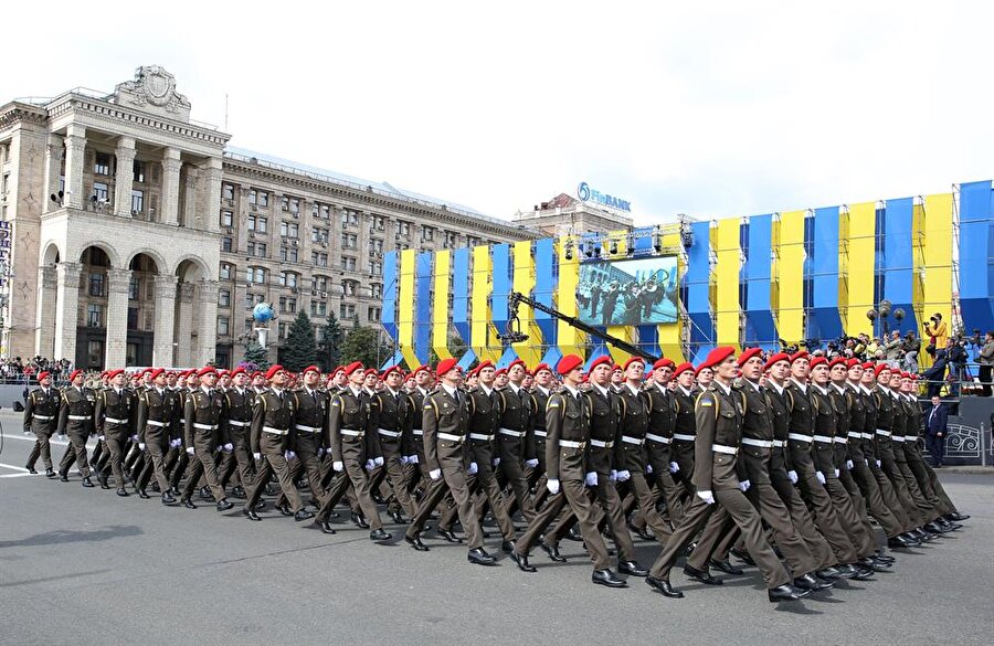 1991’de Sovyetler Birliği’nden ayrılan Ukrayna, bugün bağımsızlık ilanının 26. yıl dönümünü etkinliklerle kutladı.

                                    
                                    
                                
                                