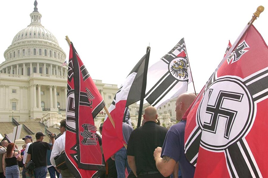 ABD'de artan ırkçı protestolar sonrasında WP ve ABC News'in ortak araştırması, 22 milyon ABD vatandaşı Nazi görüşmelerini kabul edebileceğini gösterdi.

                                    
                                    
                                
                                