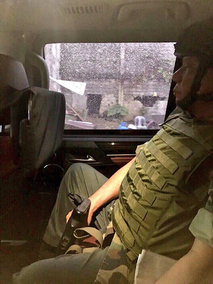 Devlet başkanı askeri teçhizatı kuşandı, çatışma bölgesine girdi