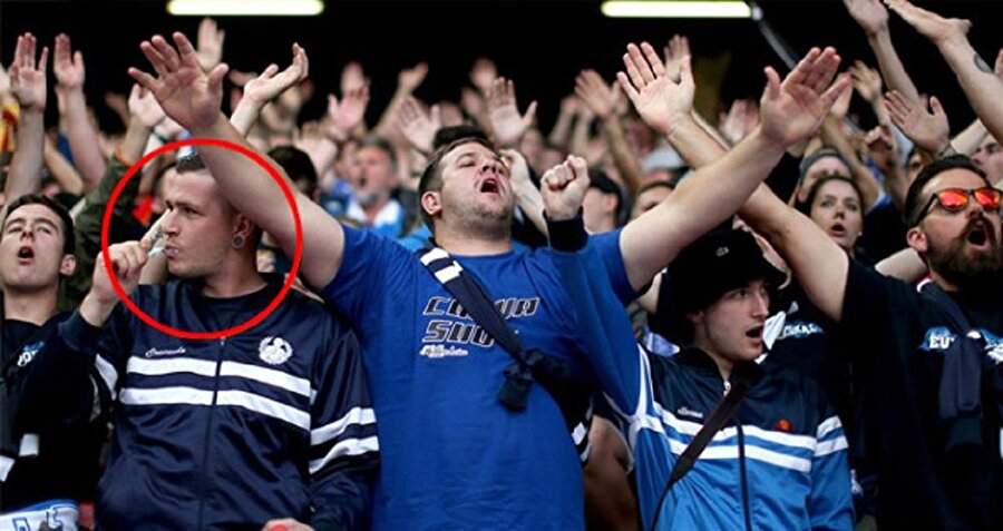 Tribünde dişlerini fırçaladı! Liverpool maçının önüne geçti