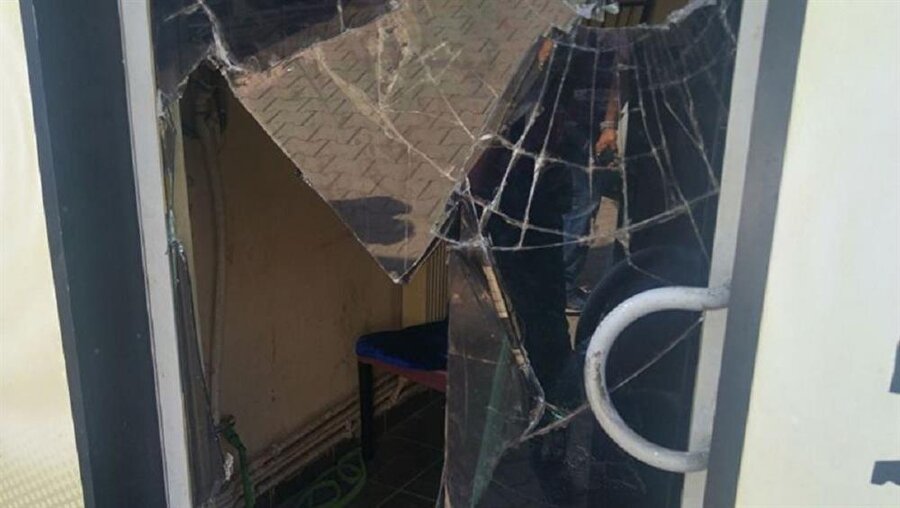 ​Bursa'da bir restoranda hesaba itiraz eden 2 kişiyi darp edip işyerine kitlediler.