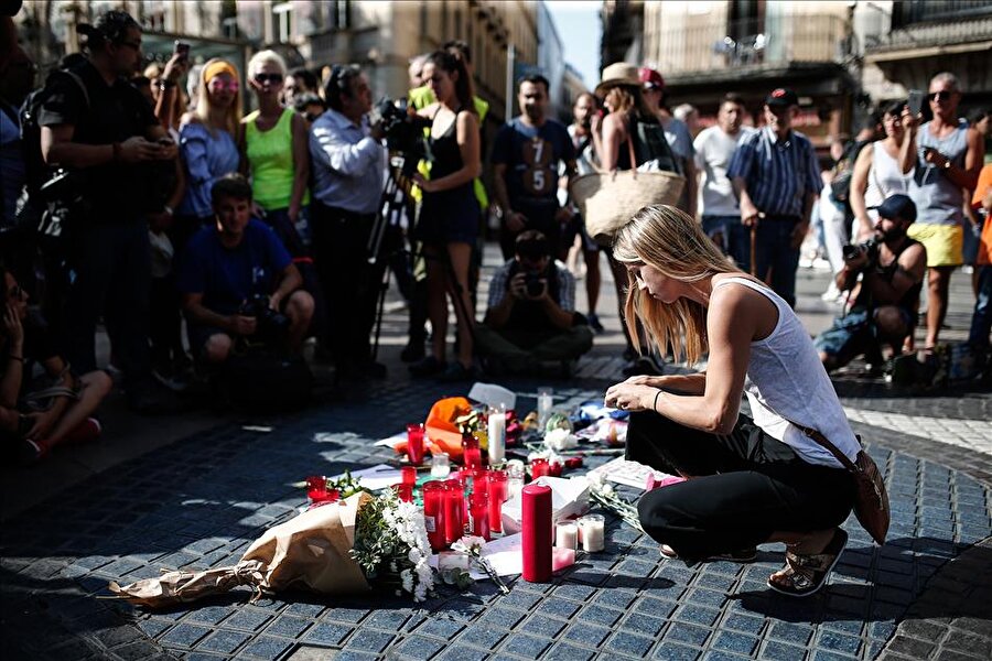 İspanya'daki terör saldırısı
İspanya'nın Barcelona kentindeki terör saldırısının ardından olayın meydana geldiği La Rambla caddesi üzerinde toplanan vatandaşlar, olayda hayatını kaybedenler için mum yakıp not bıraktı.