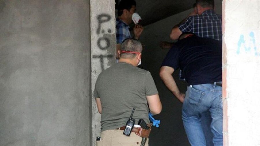 Samsun'da bir metruk binanın bodrum katında kimliği henüz tespit edilemeyen bir erkek cesedi bulundu.