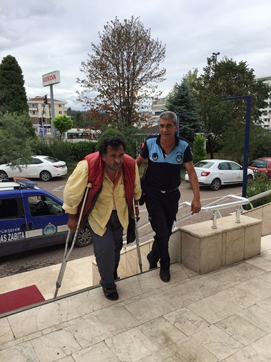 Yakalanınca iyileşen dilenci zabıtayı şaşkına çevirdi