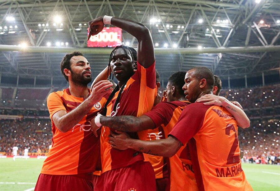 Galatasaray 3'te 3 yaptı taraftar sosyal medyada coştu