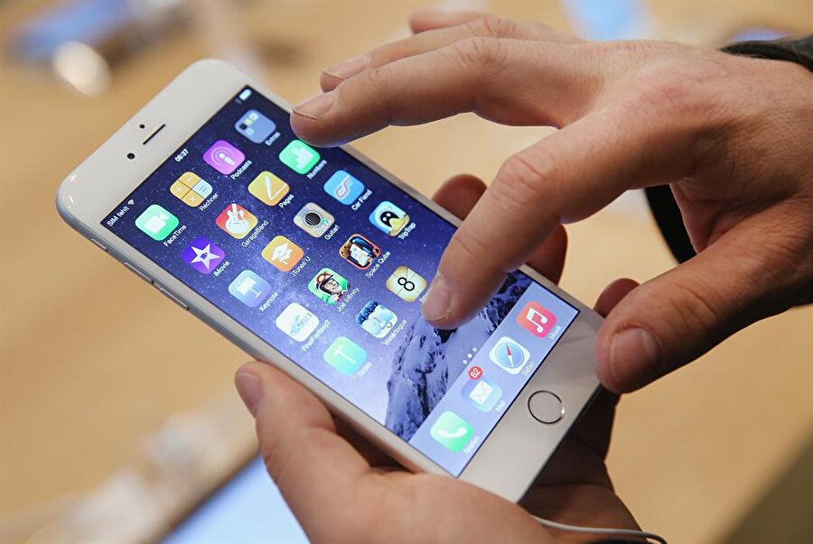 Apple'dan İran'a büyük yaptırım
Satışların resmi olarak yapılmadığı İran'da halkın yüzde 11’i iPhone kullanıyor. Şirketin aldığı son karar ile ülkede iPhone kullanan binlerce insanın telefonları sıradan bir telefon haline dönüşecek. Apple geçtiğimiz hafta İranlı geliştiricilere ait popüler iOS uygulamalarını AppStore'dan kaldırdı. Bu kararın arkasında Trump yönetiminin olduğu öne sürüldü. 