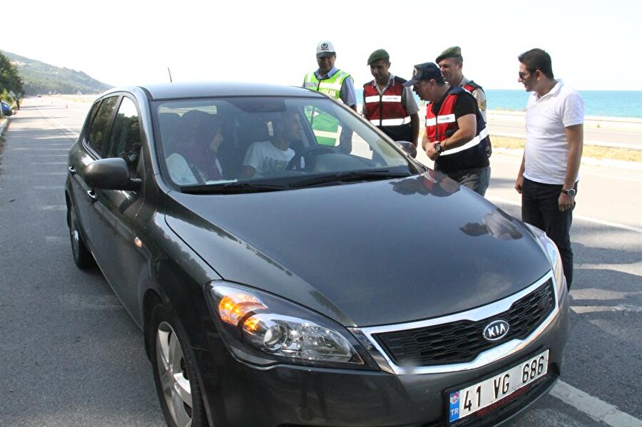 Jandarma çevirmesi önce tedirgin etti, sonra yüzleri gülümsetti