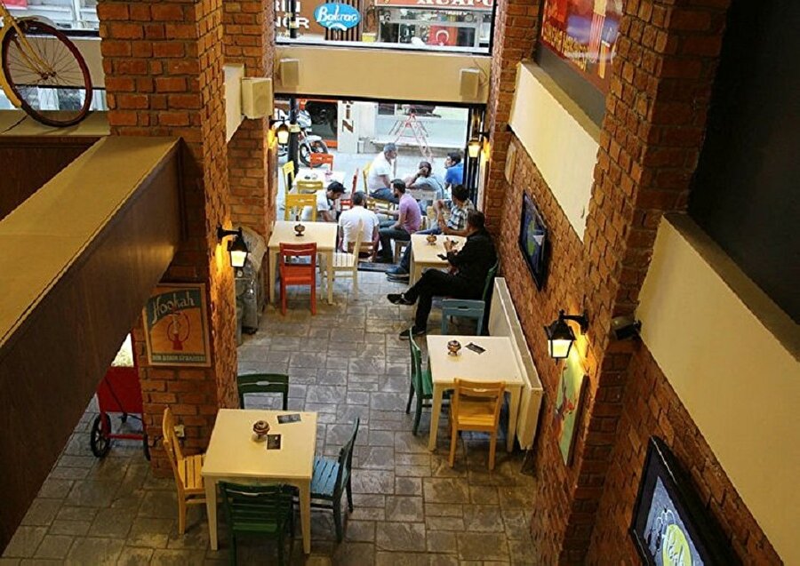 Sivas'ta inşaat mühendisi olan Muhammet Kuşçu, kardeşi Halil Kuşçu'nun kent merkezinde yeni açtığı kafenin tanıtımı için sıradışı bir fikir buldu.