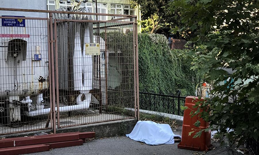 Taburcu edilen adamın hastane bahçesindeki şüpheli ölümü polisi harekete geçirdi.