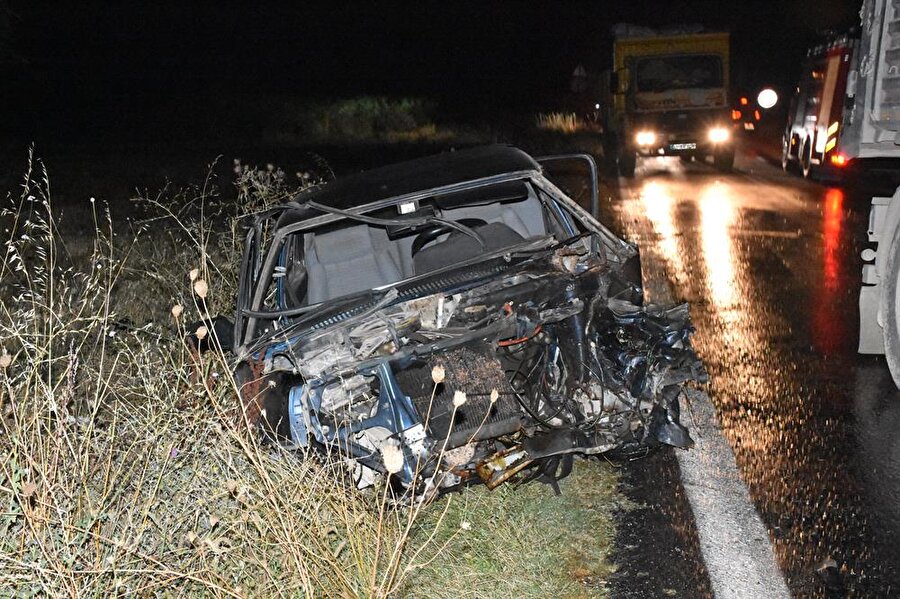 ​Yaban domuzuna çarpan araba hurdaya döndü:​ 5 yaralı