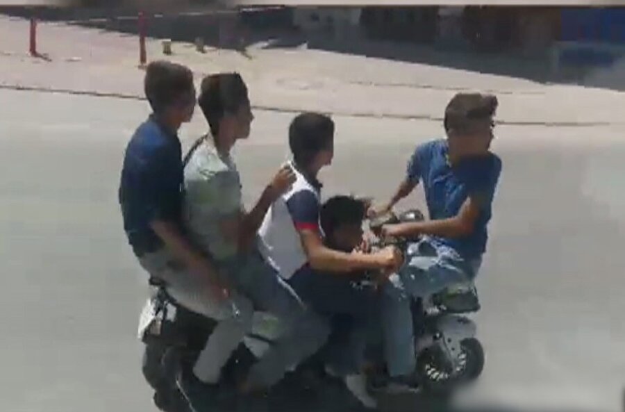 Bisiklet üstünde tehlikeli oyun: Canlarını hiçe saydılar