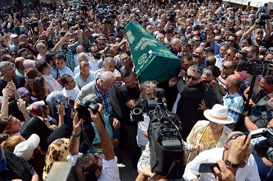 İstanbul Beşiktaş'taki bir otelde eski manken Filiz Aker tarafından öldürülen sevilen sunucu Vatan Şaşmaz sevenlerinin gözyaşları arasında son yolculuğuna uğurlandı.   ​