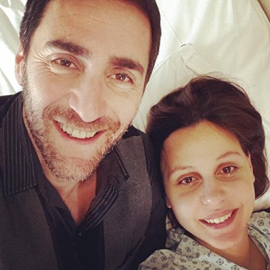 -Anne babam beni sevmiyor mu?
-Anne babam niye gelmiyor? (60. gün) Beylikdüzü uzak yavrum. -Anne babam beni sevmiyor mu? Seviyor yavrum. -O zaman niye gelmiyor, hiç aramıyor? O sana şiir yazıyor yavrum..