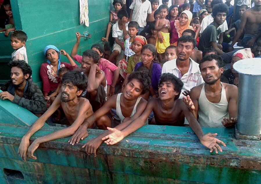 Kaçacak yerleri olmayan Arakanlılar teknelerle bu zulümden kurtulmaya çalışıyor ancak her yıl yüzlerce insan Bengal Körfezi’nde boğularak yaşamını yitiriyor.

                                    
                                    
                                    
                                
                                
                                