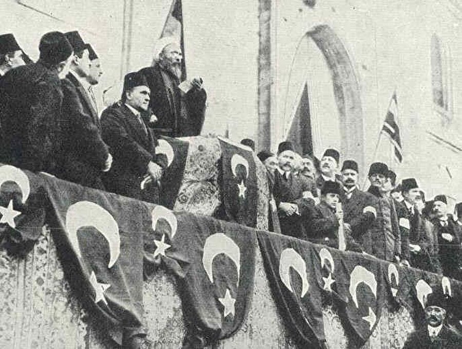 Zaferden 2 yıl sonra ilk kez, 1924 yılında Dumlupınar’ın küçük bir köyünde mütevazi bir tören ile kutlanan 30 Ağustos, 1926’dan itibaren ‘Zafer Bayramı’ olarak kutlanmaya başladı.

                                    
                                    
                                    
                                    
                                
                                
                                
                                