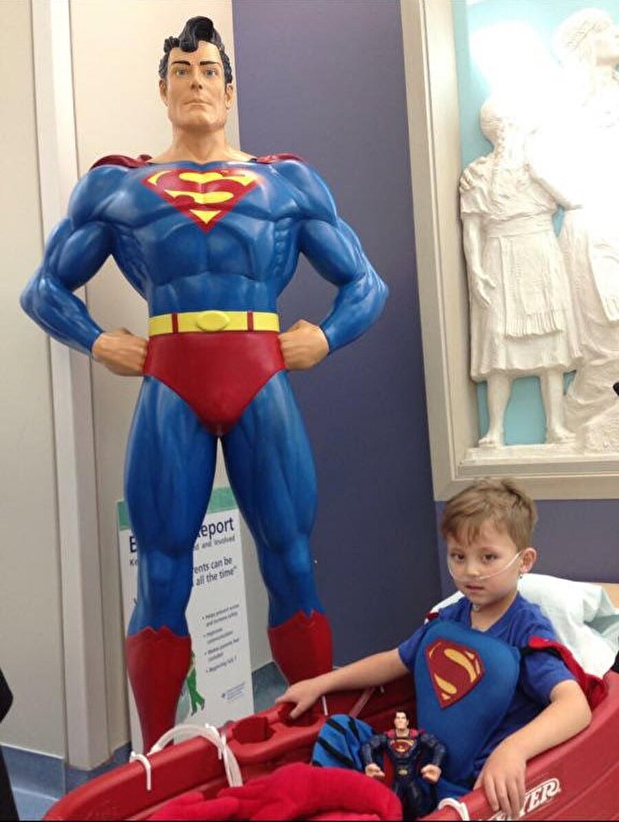 Человек превращается в ребенка. Дети Супергерои. Костюмы супергероев для детей. Ребенок Супергерой. Превращается в супергероя.