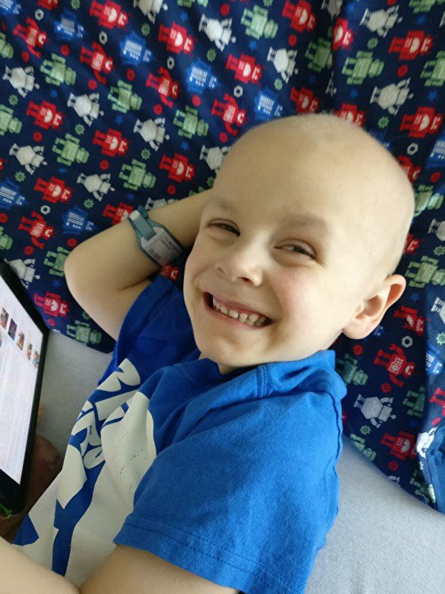 Simon Fullmer, Batman 

                                    Simon, 5 yaşında nevroblastoma olarak adlandırılan nadir bir sinir kanseri türünü bünyesinde barındırıyor. 
                                