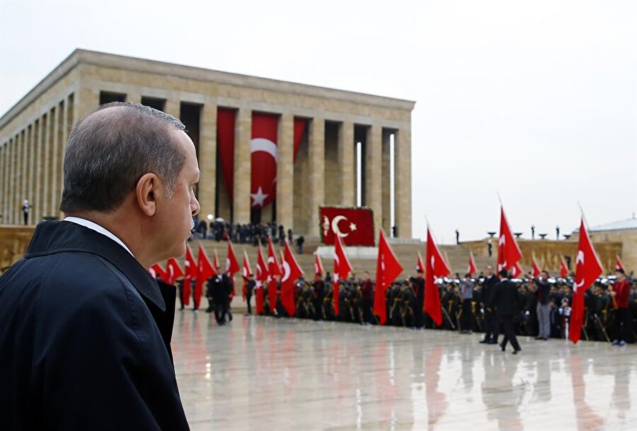 Cumhurbaşkanı Erdoğan, Anıtkabir’i ziyaret edecek

                                    
                                    
                                    Cumhurbaşkanı
Recep Tayyip Erdoğan, 30 Ağustos Zafer Bayramı dolayısıyla Anıtkabir'i ziyaret
edecek. Erdoğan, Cumhurbaşkanlığı Külliyesi'nde bayram tebriklerini kabul
edecek ve resepsiyon verecek.
                                
                                
                                