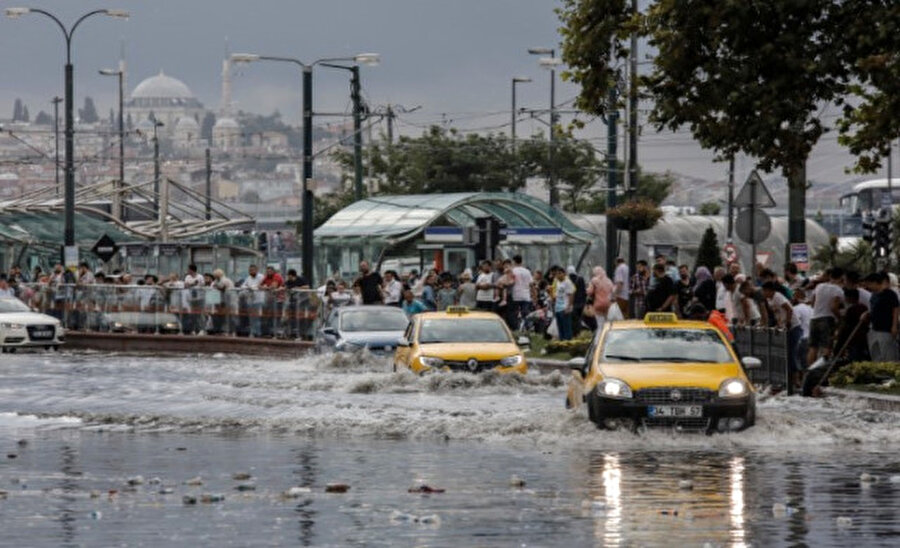 Deniz karayla birleşti!
İstanbul'da beklenen sağanak yağış ve fırtına saat 17.00'den itibaren tüm şehri etkisi altına aldı. Özellikle Avrupa Yakası'nda Beşiktaş ve Eminönü'nde etkili olan yağış nedeniyle logar kapakları patladı; sel suları araçları sürükledi. Sel suları nedeniyle karayla deniz birleşti.