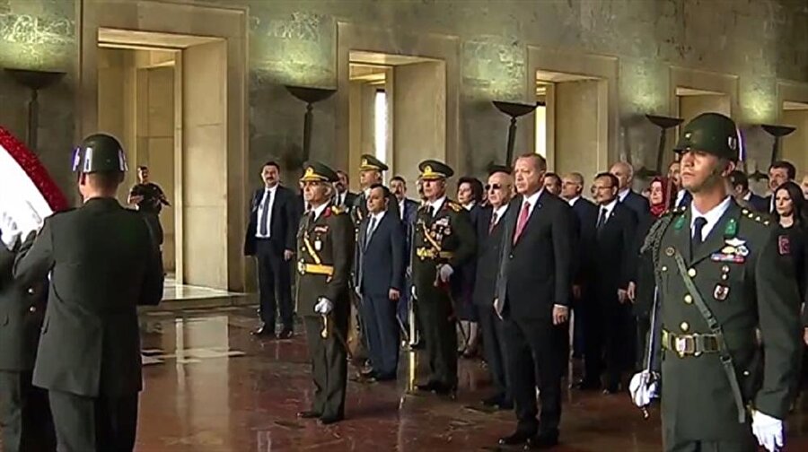 30 Ağustos Zaferi etkinlikleri kapsamında Ankara'daki resmi törenlerin ilk adresi Anıtkabir oldu. İstanbul'da ise Taksim Meydanı'ndaki Cumhuriyet Anıtı'nda tören gerçekleştirildi