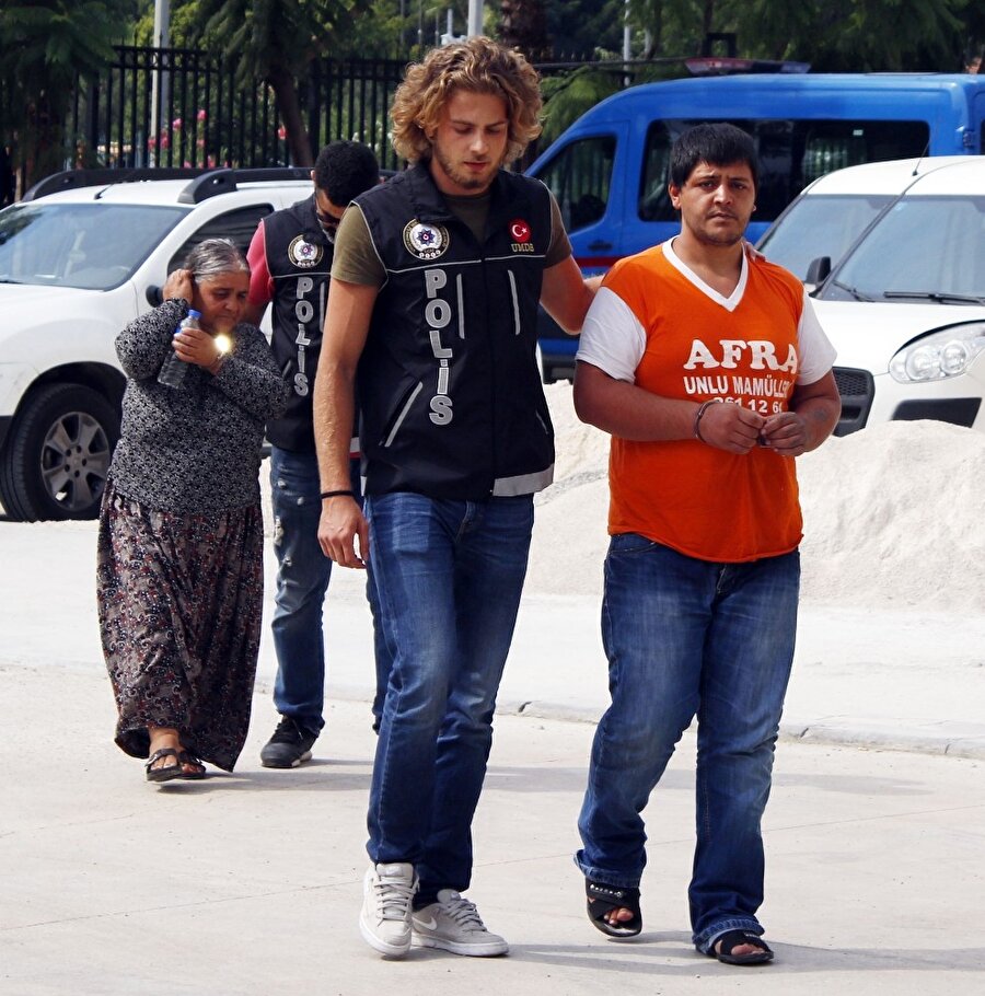 ​​Bunu da gördük: Oğluyla birlikte uyuşturucu satan anne gözaltında​