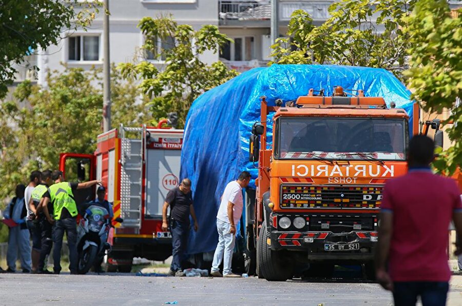 İzmir’deki saldırının detayları belli oldu
Yapılan açıklamada, Buca Kırıklar Ceza İnfaz Kurumları Kampüsünde görevli personeli taşıyan servis aracının, Ahmet Piriştina Bulvarı, 1401 Sokak mevkisinden geçişi sırasında çöp konteynerine bırakılan el yapımı bombanın saat 08:01'de patlatıldığı, olayda bir servis şoförü ve 6 kurum personeli olmak üzere 7 kişinin de yaralandığı belirtildi.