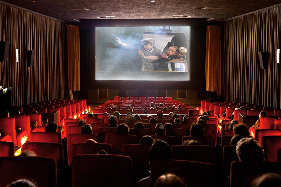Bayramda sinemaya gideceklere duyurulur: Bu hafta 8 film vizyona girecek 
Türkiye'deki sinema salonlarında bu hafta 3'ü yerli 8 film vizyona girecek. Yerli yapımlar, 'Bekar Bekir', 'Dede Korkut Hikayeleri: Deli Dumrul' ve 'Siccin 4' filmlerinden oluşuyor. Yabancı yapımlar ise'İlk Kurşun', 'Annem Hakkında Her Şey', 'Yedinci Hayat', 'Inhumans' ve 'İçerideki Şeytan'.