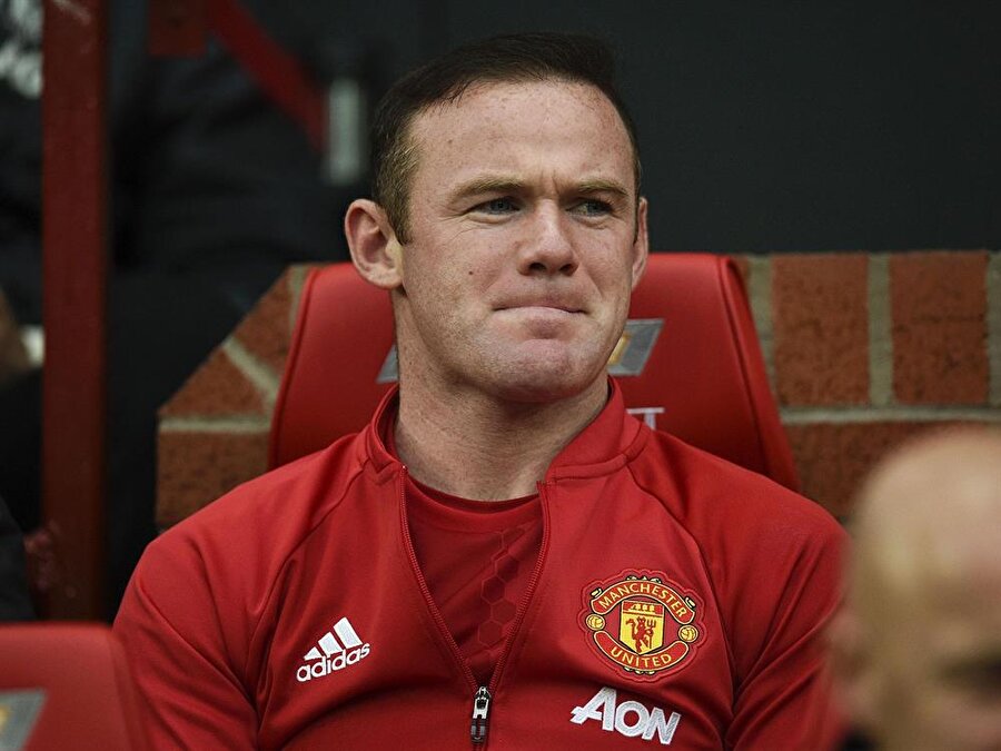 Wayne Rooney tutuklandı

                                    
                                    
                                    İngiltere Premier Lig ekiplerinden Everton forması giyen Wayne Rooney, alkollü araç kullanırken yakalandı. Cheshire'de bulunan evinin yakınlarında polis kontrolüne yakalanan İngiliz futbolcu, yapılan testlerin ardından merkeze götürüldü. İngiliz basınına göre Wayne Rooney, alkollü araç kullandığı gerekçesiyle gözaltına alındı.
                                
                                
                                