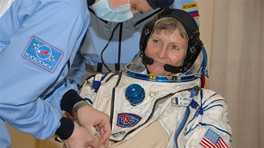 288 gün sonra yine rekorla döndü: Kadın astronot yeniden dünyada

                                    Amerikalı astronot Dr. Peggy Whitson (57), 288 günün ardından uzay istasyonundan ayrılarak iki meslektaşıyla birlikte Soyuz kapsülü ile Kazakistan'a iniş yaptı.Whitson, bu görevindeki 288 günle birlikte toplamda 665 gün uzayda kalarak "uzayda en uzun süreli kalan Amerikalı" ve "uzayda en uzun süre kalan kadın" ünvanlarıyla dünyaya döndü.
                                