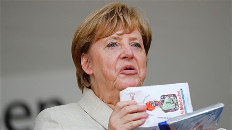 Merkel şimdide FETÖ'cülerin 'kara para' bekçiliğine soyundu

                                    Türkiye’ye karşı kol kanat gerdiği terör örgütlerine 15 Temmuz darbe girişimi sonrası FETÖ’yü de ekleyen Almanya, şimdi de teröristlerin elindeki kara paranın bekçiliğine soyundu.Berlin yönetimi, Ankara’nın geçtiğimiz nisan ayında ilettiği ‘FETÖ üyelerinin mal varlığının dondurulması’ talebini reddetti. Alman Spiegel dergisinin haberine göre Ankara’nın bu talebini ‘resmen’ reddeden Berlin, sığınma hakkı vererek koruduğu teröristlerin himmet/haraçla elde ettiği varlıklarını koruyacağını da ilan etmiş oldu.
                                