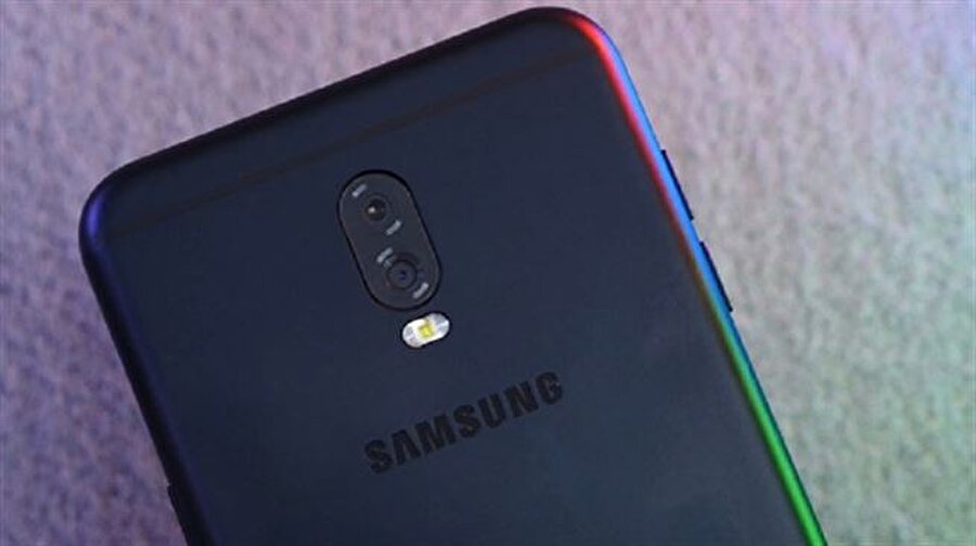 Samsung'dan çift kameralı ikinci telefon: Galaxy J7+

                                    Android ekosisteminin en güçlü oyuncusu Samsung, yaklaşık 10 gün önce Galaxy Note 8 modelini duyurmuş; telefonun ayrıntılarını paylaşmıştı. Bilindiği üzere yeni akıllı telefonla ilgili en can alıcı özellik çift kamera sistemi.Güney Koreli şirketin ilk çift kameraya sahip akıllı telefonu olan Galaxy Note 8, aslında Samsung için de yeni bir dönemin kapılarını aralıyor. Ancak, son haberlere bakılırsa yakın zamanda duyurulması beklenen Galaxy J7+ modelinde de yine çift kamera sistemine geçiş yapılacak. Yeni nesil Galaxy J7+ akıllı telefonda 13 MP ve 5 MP şeklinde tasarlanan çift kamera yer alıyor.
                                