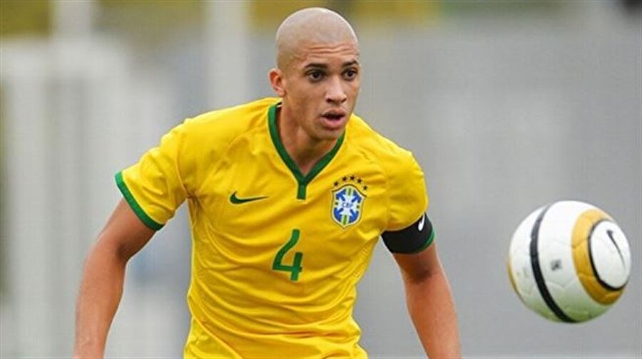 Marsilya'nın genç yıldızı Beşiktaş'a!

                                    Beşiktaş yönetimi stoper mevkii için Vida'yı almak için artık geri sayıma geçerken, Fransız basınından ilginç bir iddia ortaya atıldı. Marsilya sportif direktörü Andoni Zubizareta, önceki gün "Bazı oyuncularla henüz yolları ayıramadık. Türkiye bu oyuncular için bir destinasyon olabilir" açıklamasını yaptı.
                                